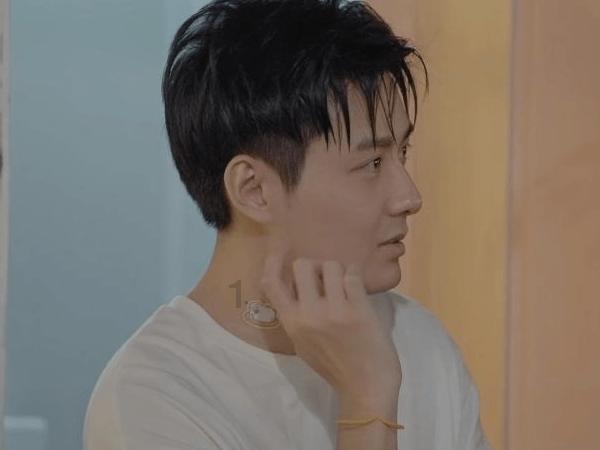 探讨交流-白色衬衣配棕色包臀皮裙,职场女性完美穿搭,你想试试吗?
